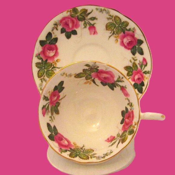 Vtg Aynsley teacup & saucer bone china with a wreath of pink of roses England - Picture 3 of 9